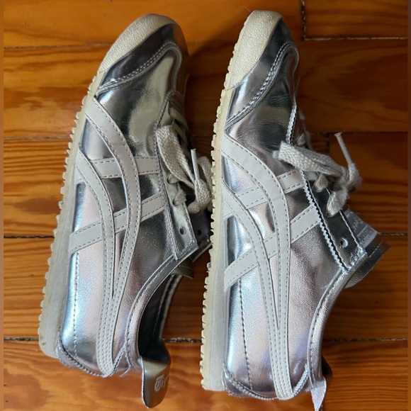 Silver Onitsuka Tigers Size EU39 - Picture 1 of 7